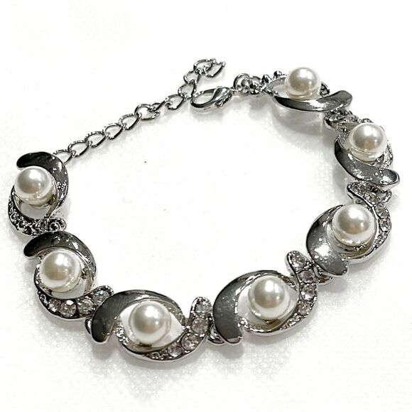 NWT Faux pearl/rhinestone silver tone bracelet - Picture 1 of 4